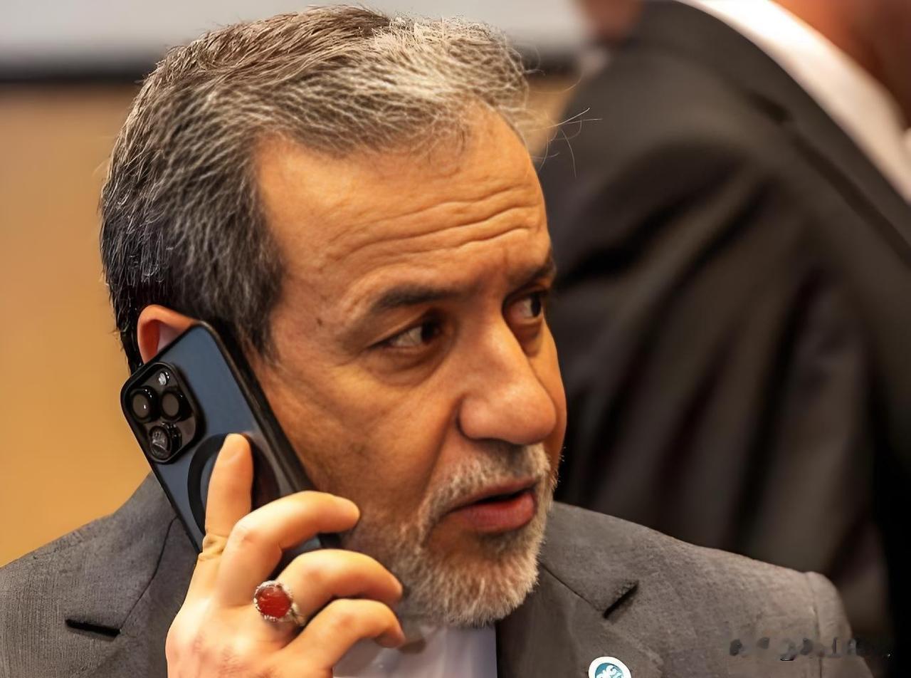 拉里贾尼出现在女儿家，干嘛呢？做客？这都什么时候了还瞎逛！是笃定没人知晓闺女家在