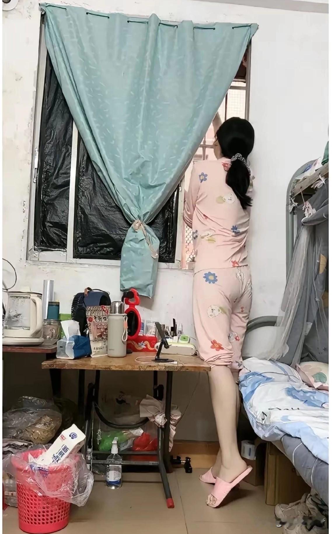 二十出头的年纪捧着铁饭碗，本该风光无限，一位家在县城的姑娘偏偏快被逼疯了。困在离