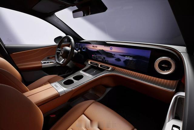 外媒曝光奔驰全新E级EQ原型车雪地谍照，新车将取代现款EQE，命名待定。新车摒弃