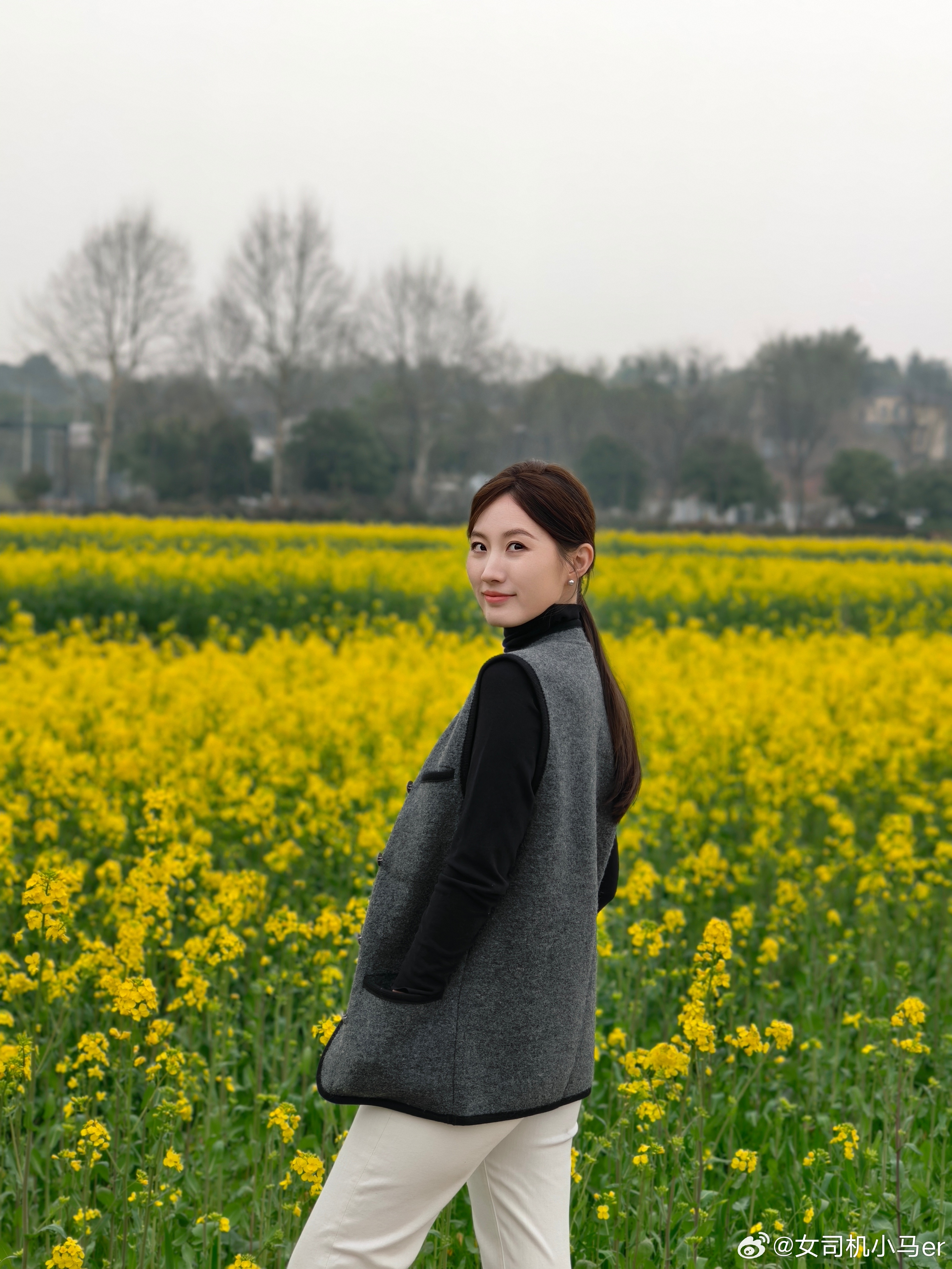 偶遇油菜花 偷懒拍个游客照然后继续工作今天周五了，希望就在眼前！大家记得打铁，明