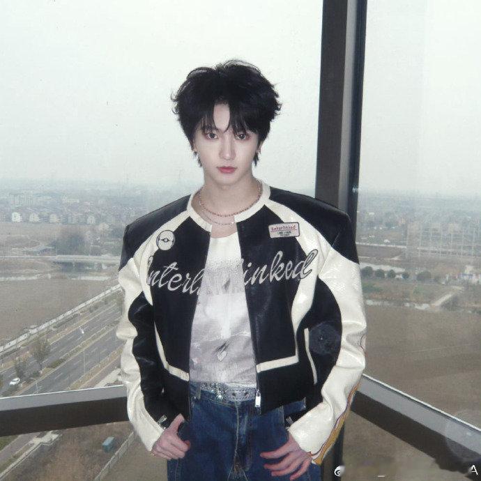 穆祉丞冷脸萌穆祉丞咔了几张帅照  穆祉丞咔了几张帅照，冷脸萌 