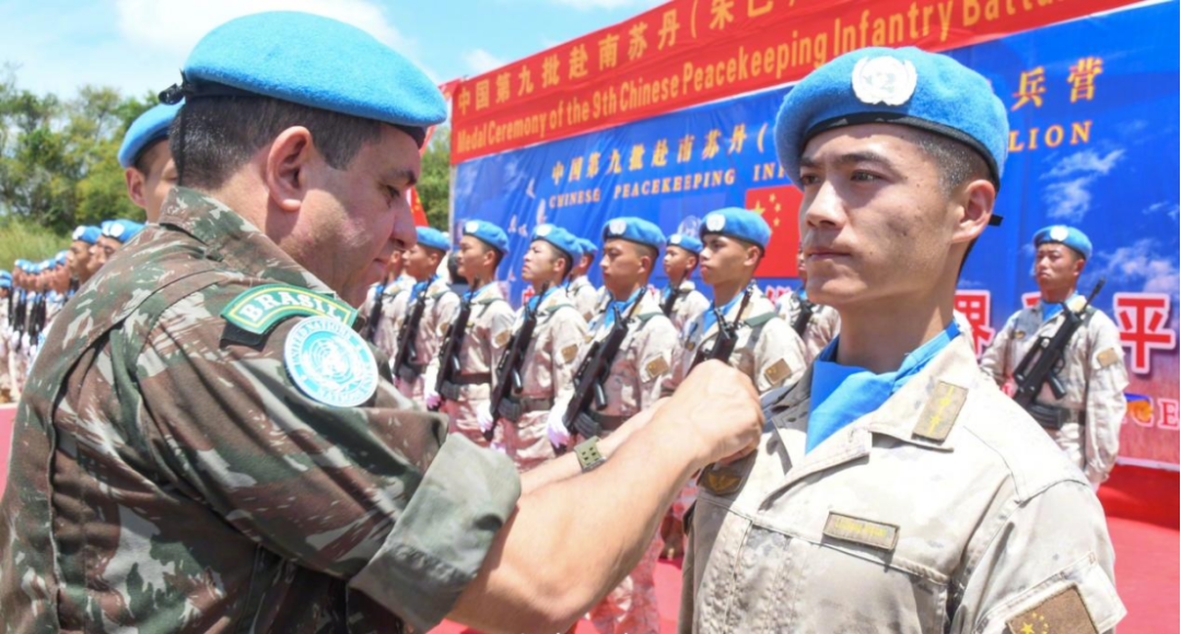 #精忠蓝盔[超话]##致敬中国蓝盔##中国军人# 700名我维和官兵获联合国勋章