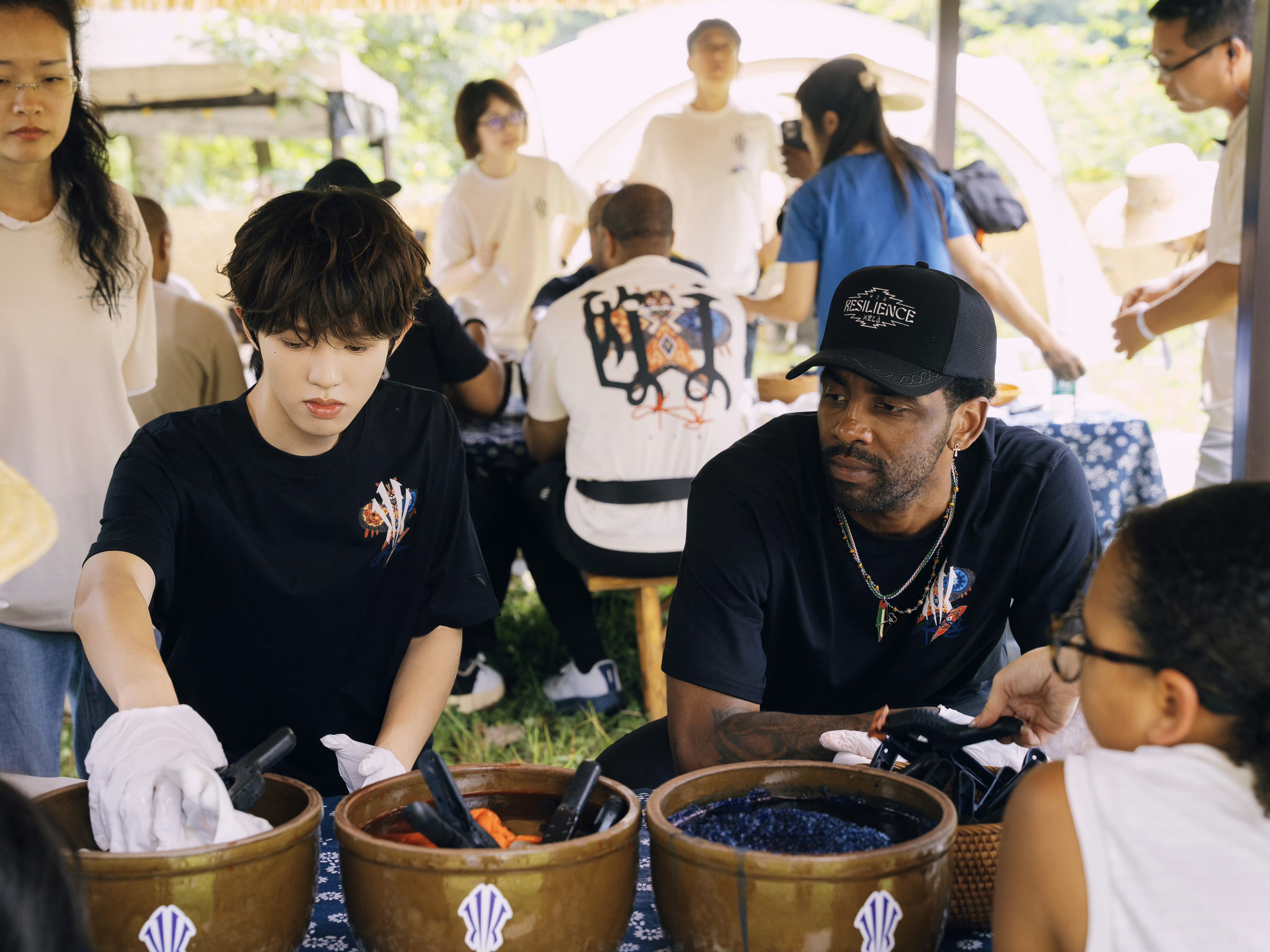 李昊  🍑 李昊成功追星欧文  🍑 李昊圆梦红馆 6月24日，歌手李昊在20