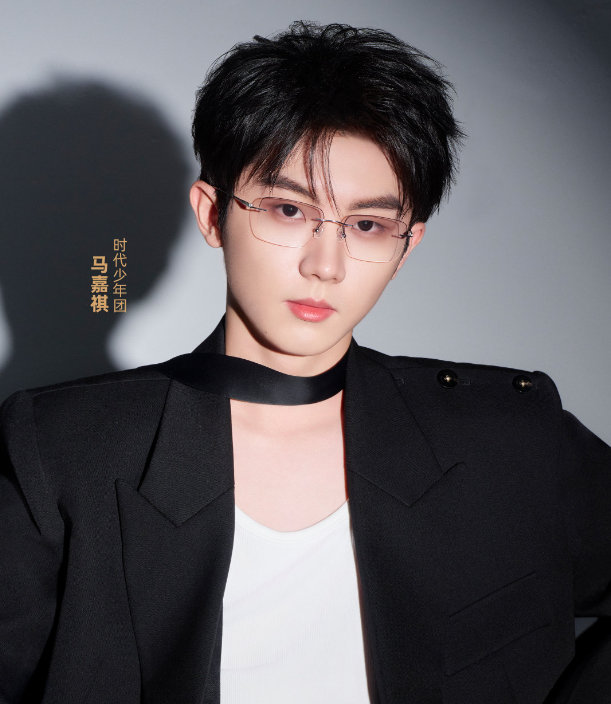 马嘉祺无框眼镜黑西装造型 马嘉祺有斯文败类那味儿了 哦莫，咱就说真的很适合无框眼