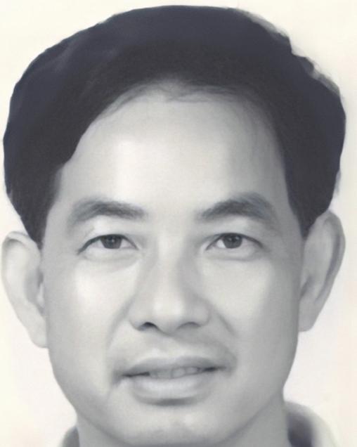 1996年，出逃去国外，2025年，归来投案，此时他已是满头白发，精神萎靡、步履