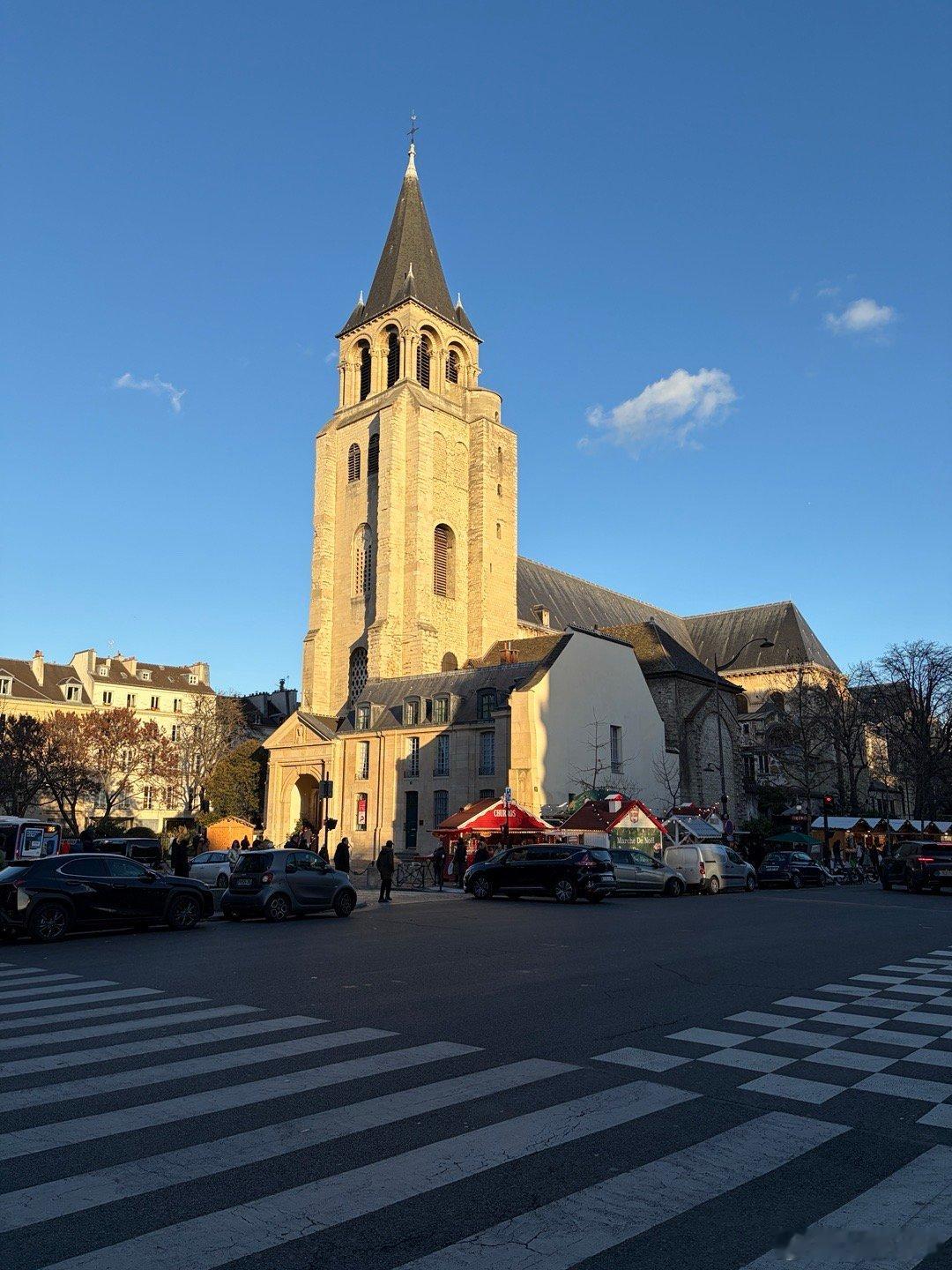 节日过后，午后的巴黎，日影懒懒地斜在墙根，天空是静静的淡蓝色，窗外没有喧嚷、寂静