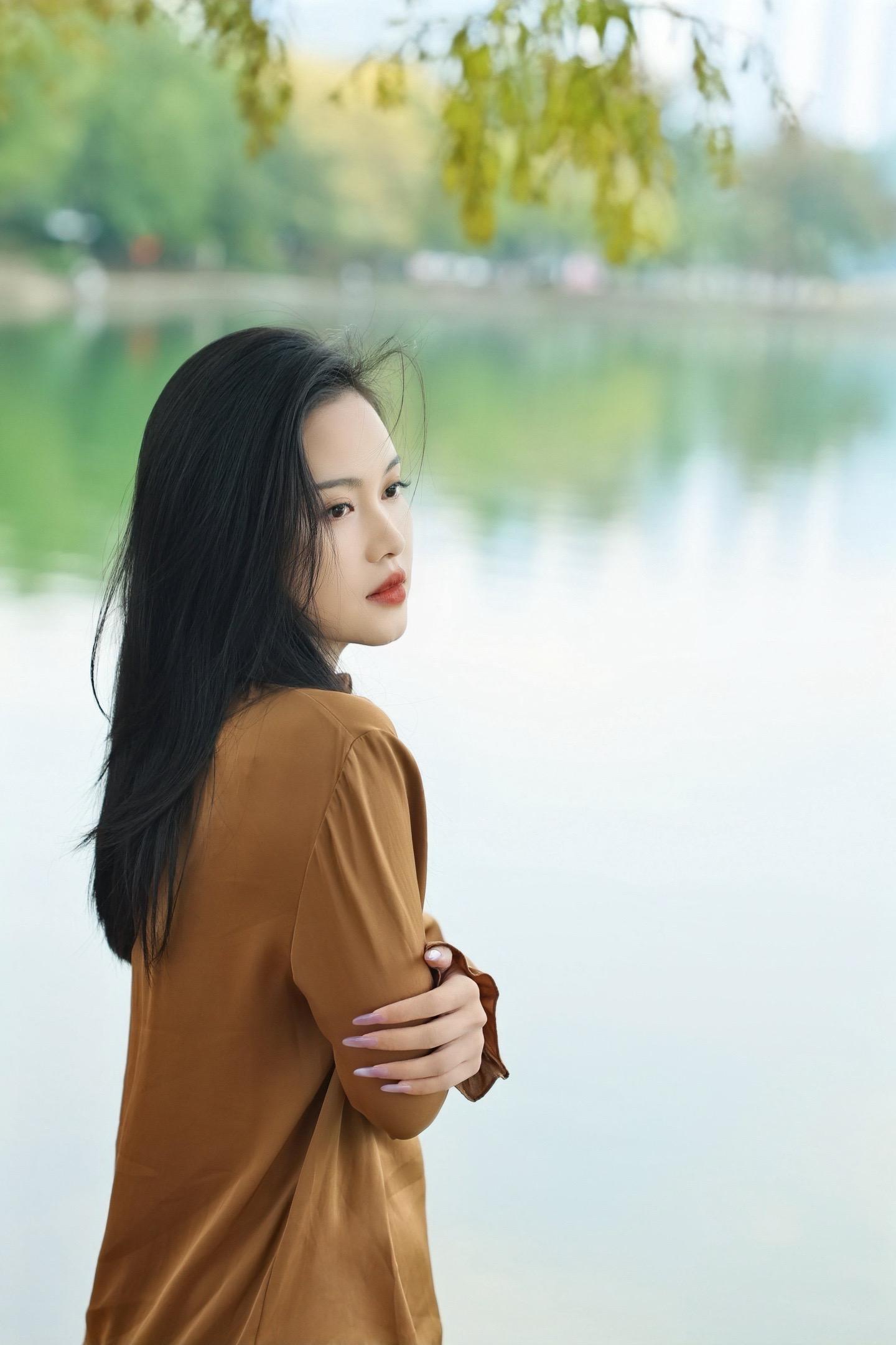 深意总迟解 将爱却晚秋。