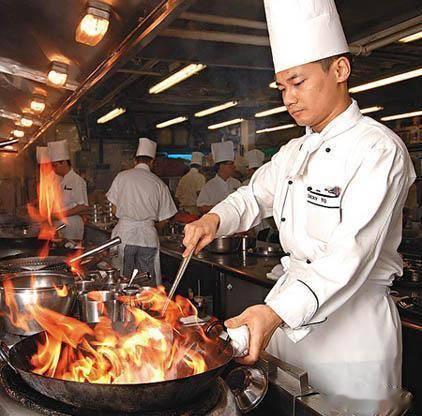 【为何饭店做饭格外香？背后的猫腻别忽视】对吃货来说，大厨们制作的美味令他们五体投