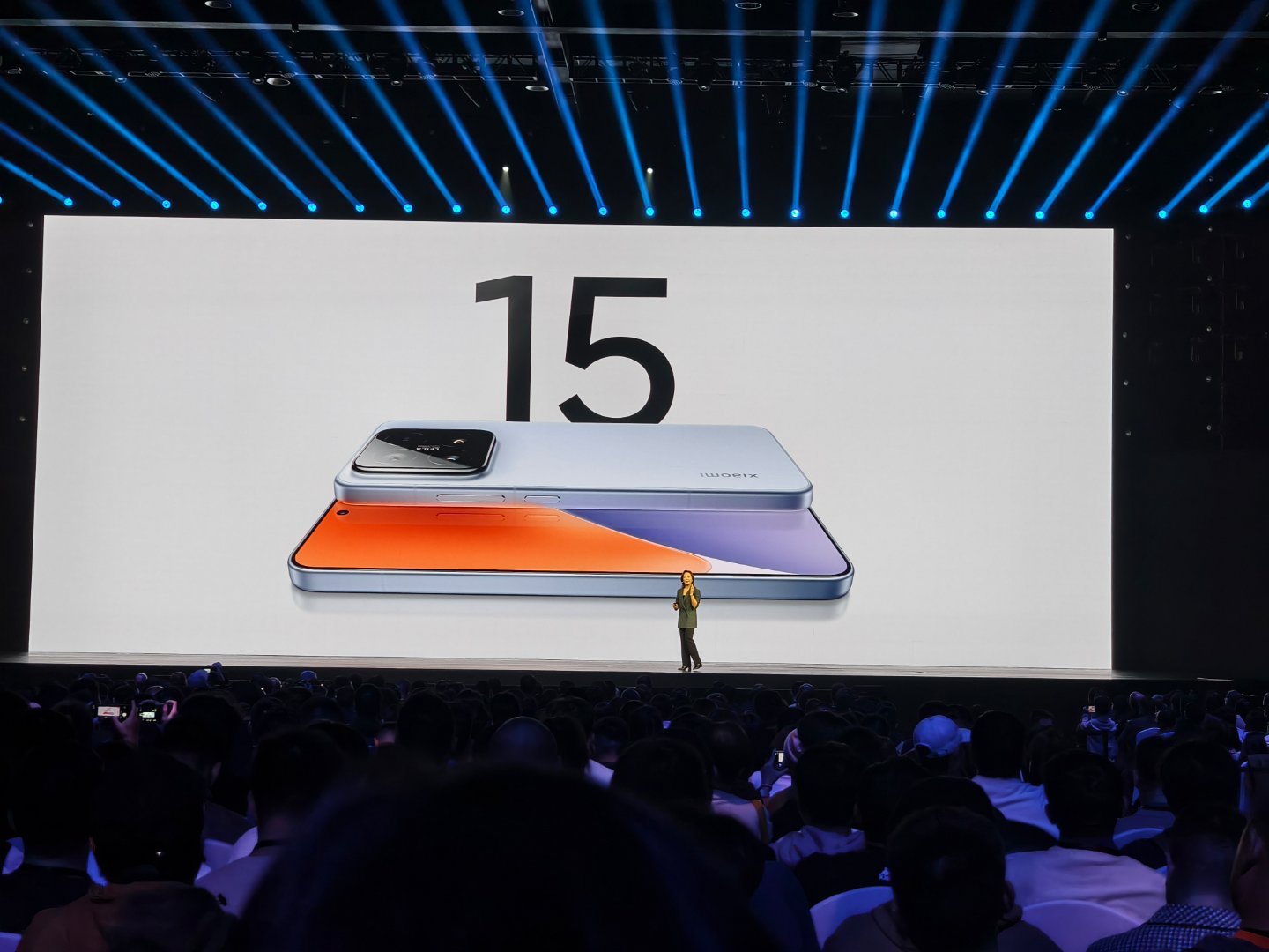 小米15这次在设计上面做了非常多的优化，主要是让你握持的时候手感会更舒适，不会手