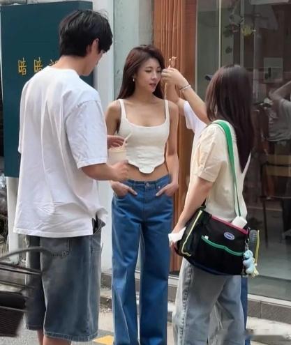 看了47岁河智苑近照，我发现，女人上了年纪穿低腰裤还是要瘦啊！ ​​​