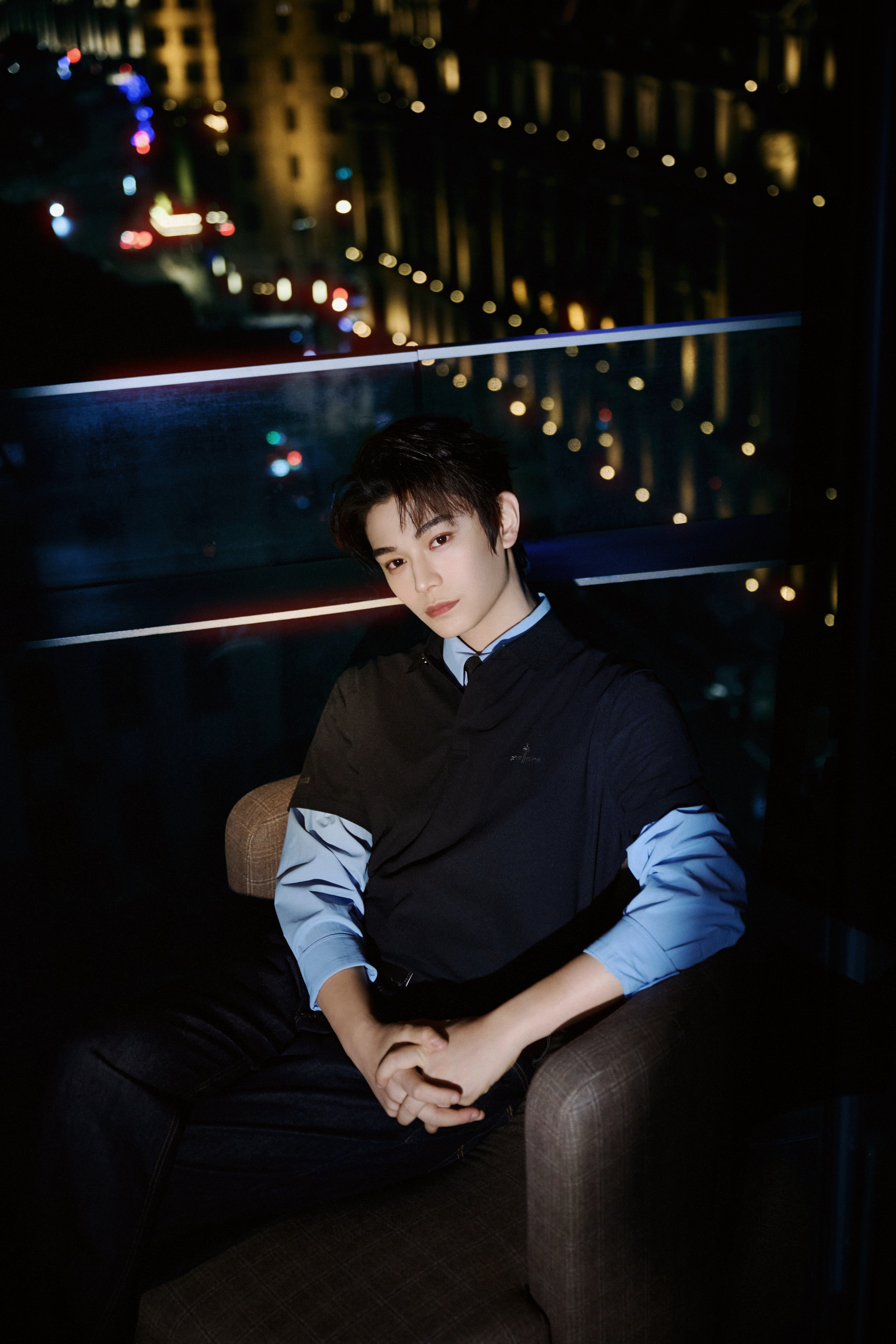 丁禹兮｜直播活动造型出图，深色polo内搭蓝色衬衫，高质感轻松拉满，今天是精英范