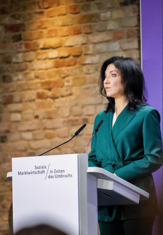 求合作，德国主动找中国
11月11日，商务部部长王文涛应约与德国联邦经济和能源部