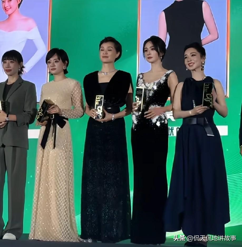 五美同框，吴越面相、仪态、头身比全是顶配，往那一站气质绝了，越看越舒服。
杨幂二