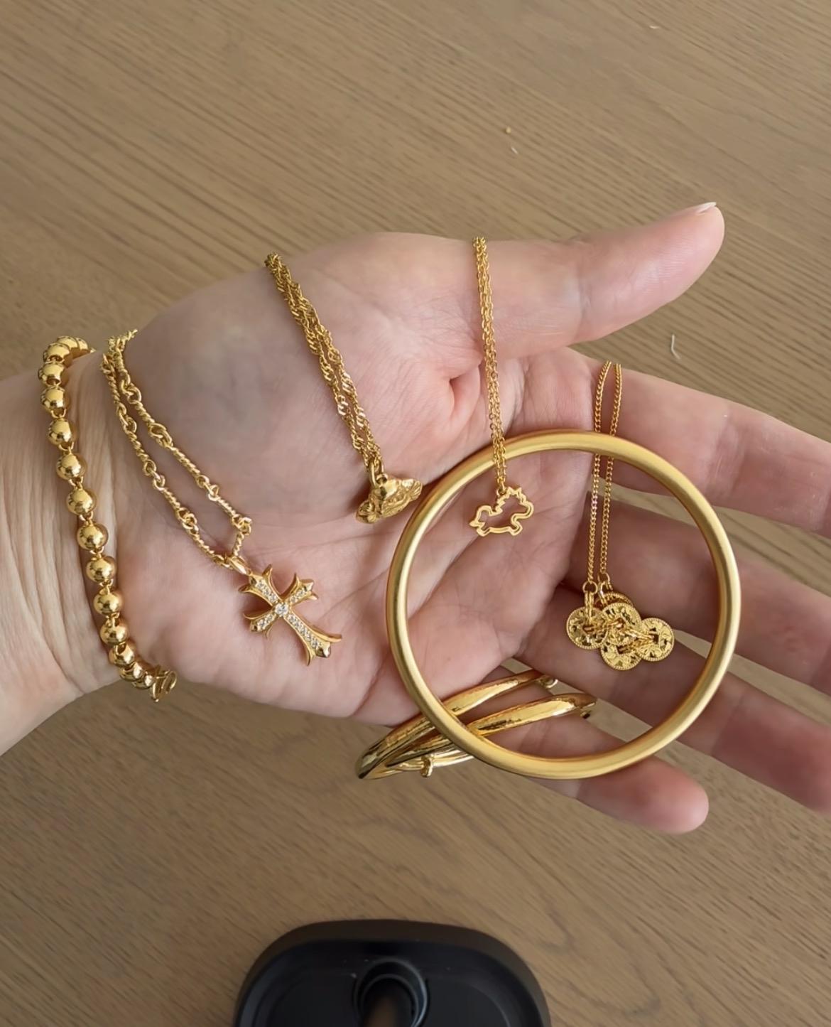 短短一天金价大涨，不少入手黄金的人都赚得喜笑颜开。我身边同事更是大胆，趁着昨日金