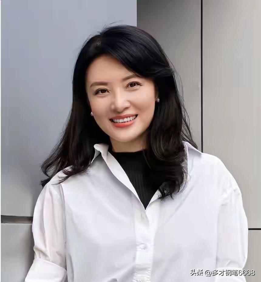 58岁的周涛，虽然她没有年轻时的那么美丽了，但她的颜值和身材依旧在线，头发乌黑，