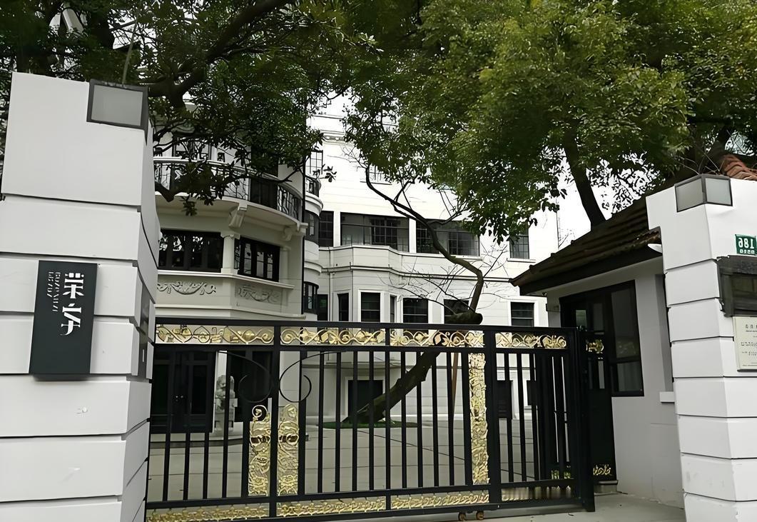 上海，一男子大手一挥，豪掷1500万，给丈母娘买了一套140平的房子。谁曾想，男