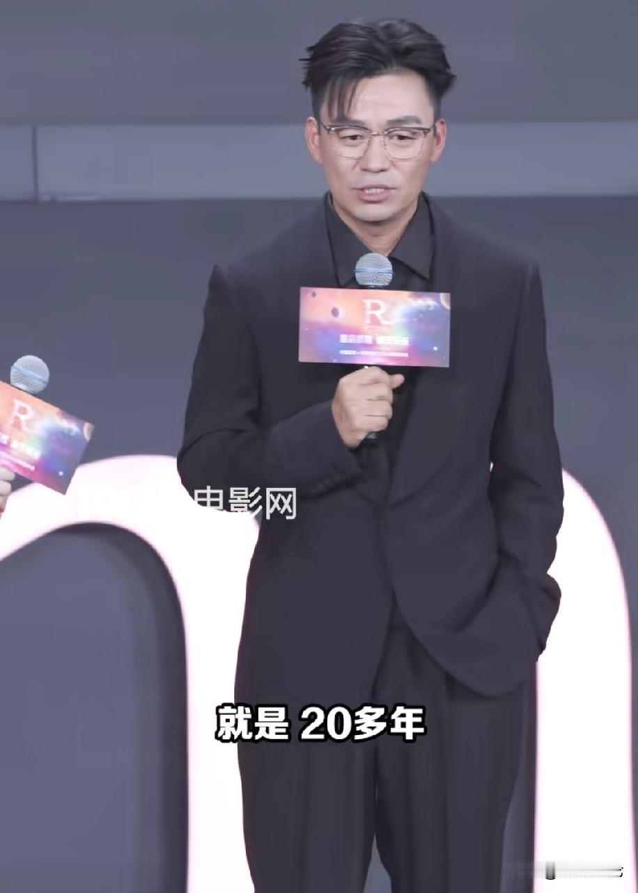 王宝强往这一站自信且充满魅力，有梁朝伟的感觉，越来越帅了，谈及电影《狠家伙》和段