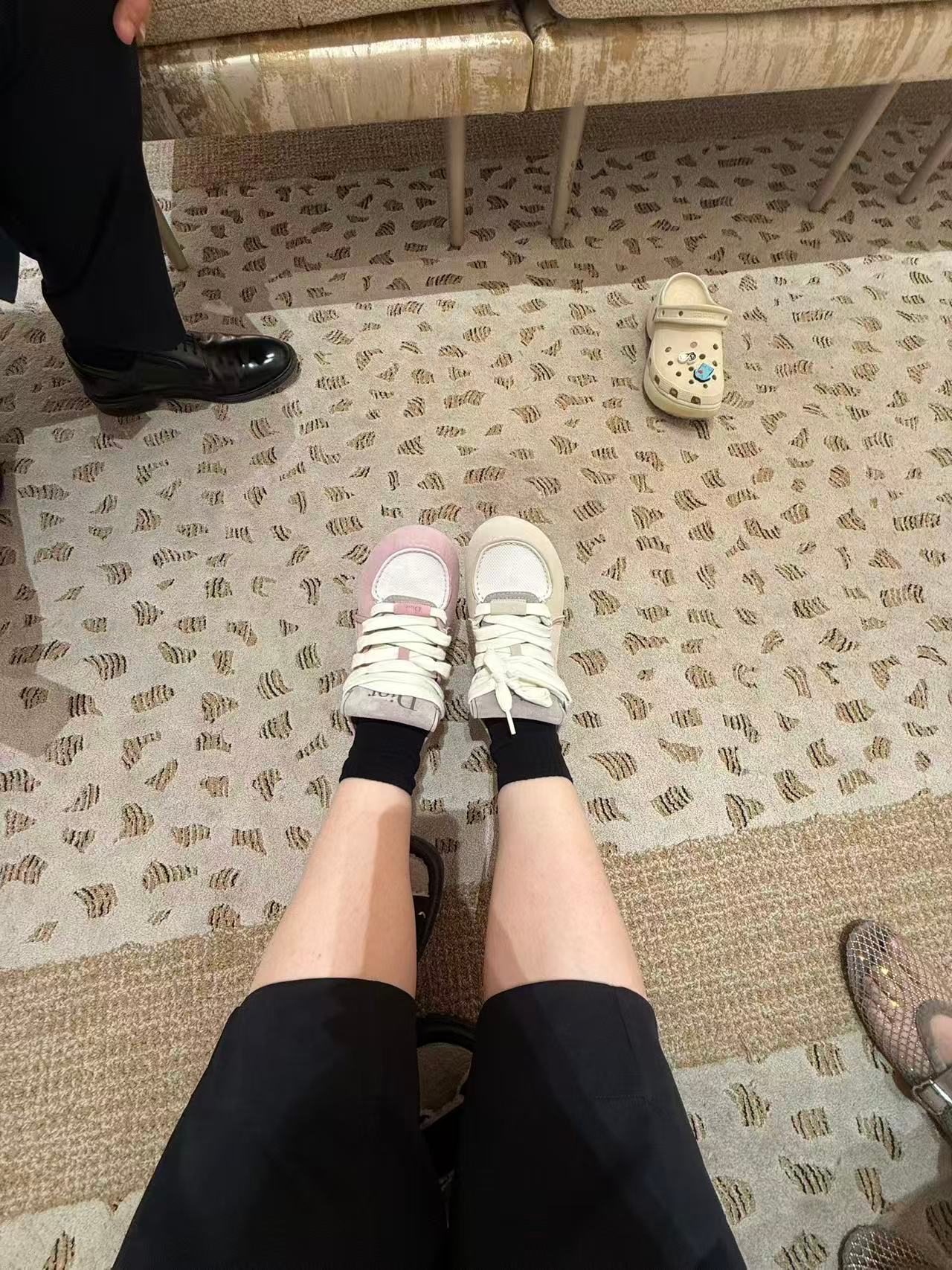 富婆们人手一双我为同款DIOR鞋 穿着像娜塔莎