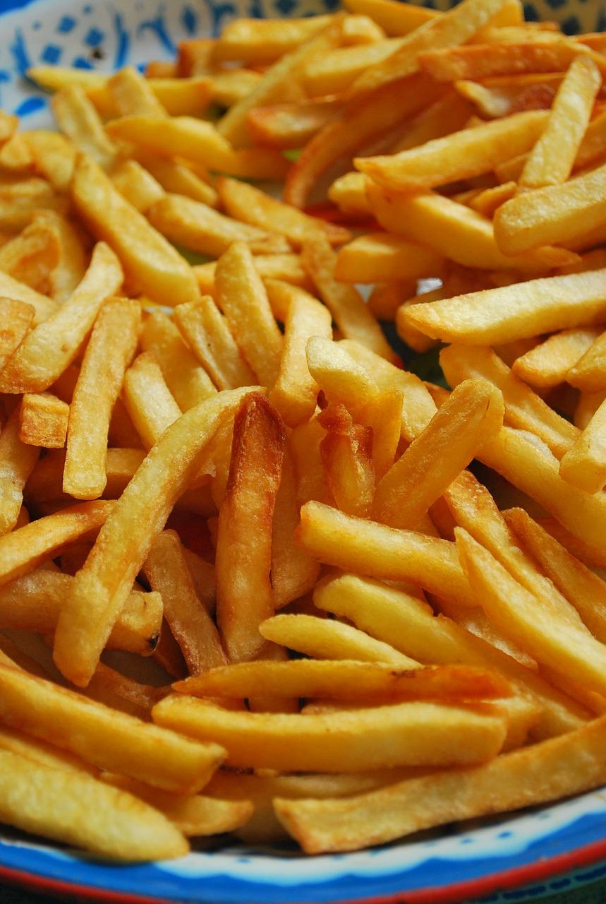 过量食用油炸食品危害极大
       从身体状况来看，血脂会显著升高。油炸食品