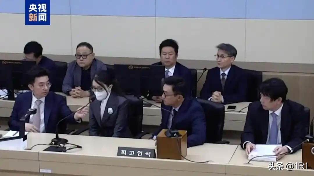 韩国政坛大瓜落地！前总统尹锡悦夫人金建希“卖官鬻爵”一审被判7年。身为第一夫人，