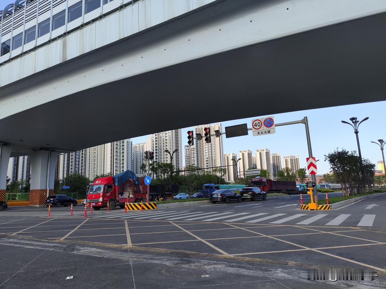 成都金牛区北部新城天龙大道金凤凰大道口的打围终于拆了，期待早日通车。