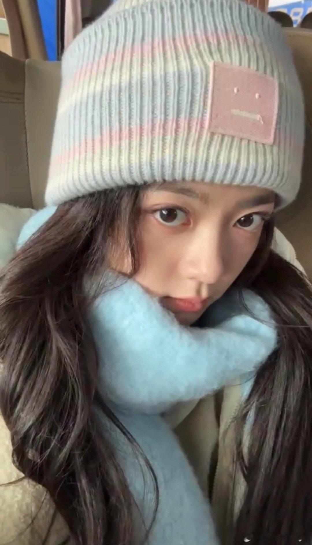 赵今麦西瓜自拍 麦麦带着她的自拍来治愈大家啦！俏皮又可爱，小太阳光芒持续放送中～