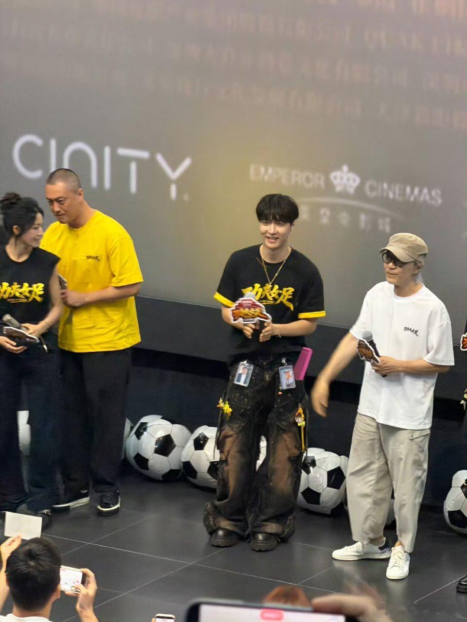张艺兴裤子挂满周星驰周边张艺兴穿搭演我追线下压力大的可以看看张艺兴的裤子，简直演