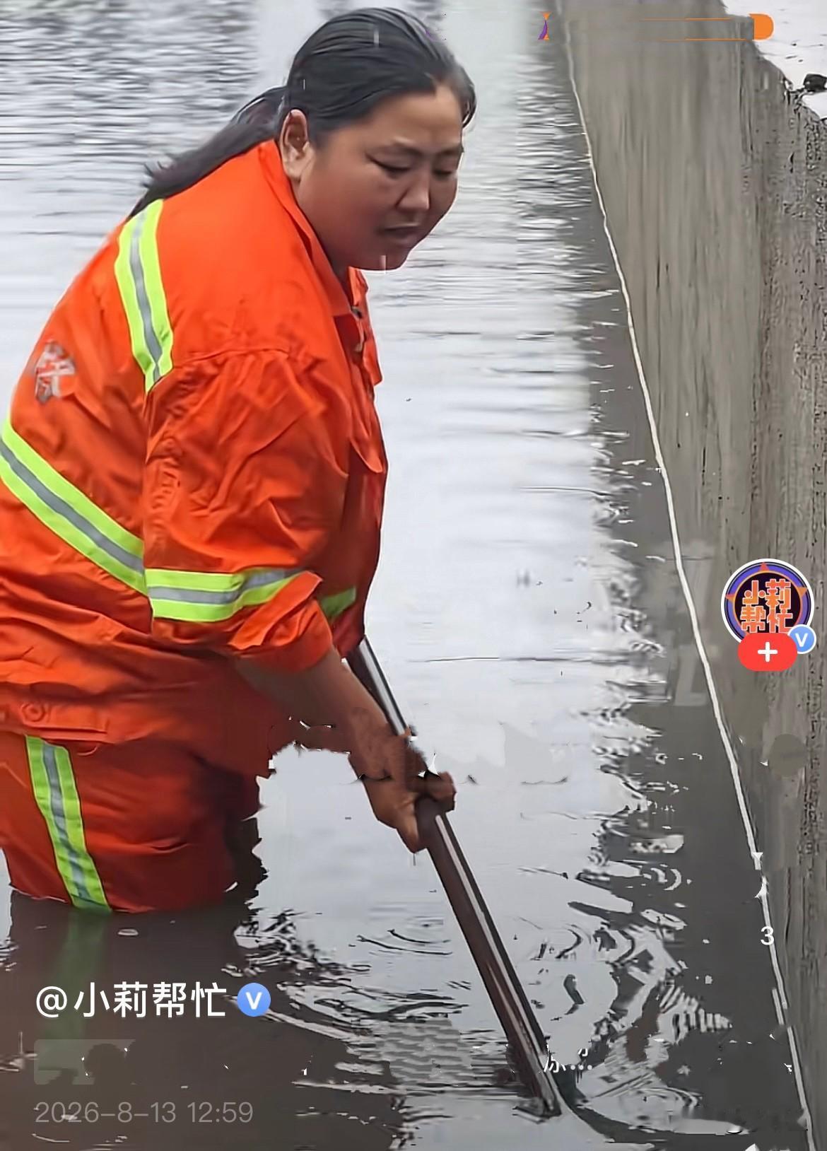 近日，受台风影响，河南济源遭遇持续强降雨，城区多条道路积水严重，
大量污泥、石块