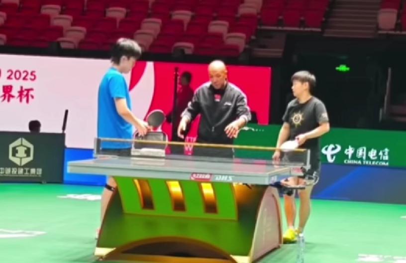 混双也练上了，
单打也练上了，
看来成都混团比赛，
莎头又要“重出江湖”了。
