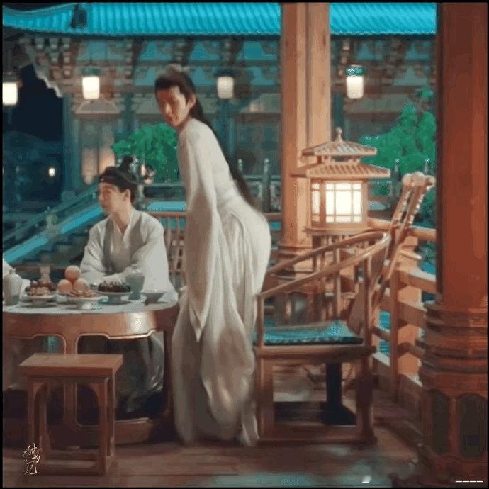 古偶男主新风尚，身姿妖娆意难藏。未行其步臀先晃，独特风姿引目光，别样魅力心中装。