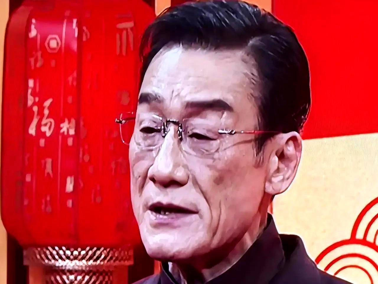 金像奖影帝，当年竟在铜锣湾被城管追着跑。
 
26岁拿影帝，转头就被封杀4年，没