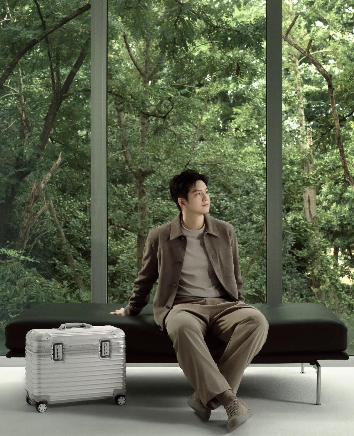 樊振东代言的行李箱高端局，官宣图是真帅，代言人真帅气，低调奢华有品味！
东哥的活