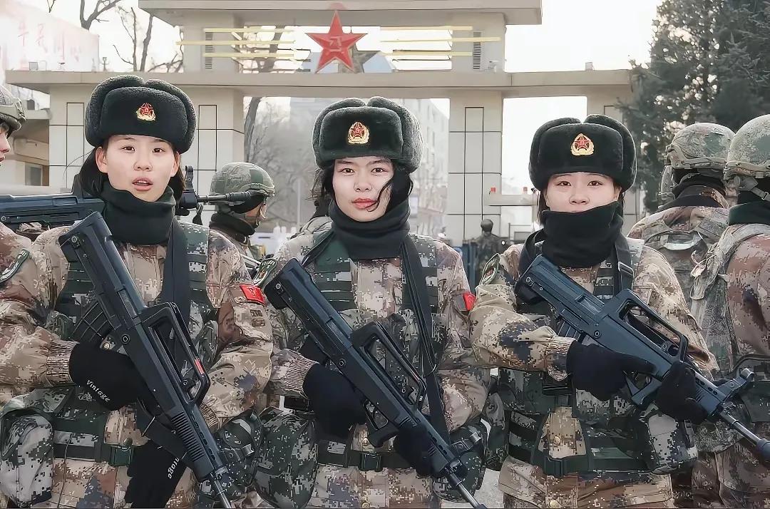 不爱红装爱武装，看看中国女兵就是不一样。
她们头戴棉帽，围着脖套，手中的95式熠