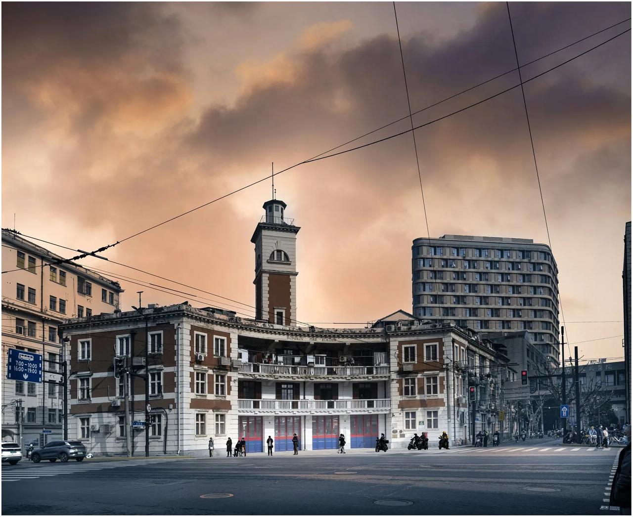 路边的楼-时代的碑
—————（原创）
楼倚路中分叉路，
言称左右贫与富。
花言