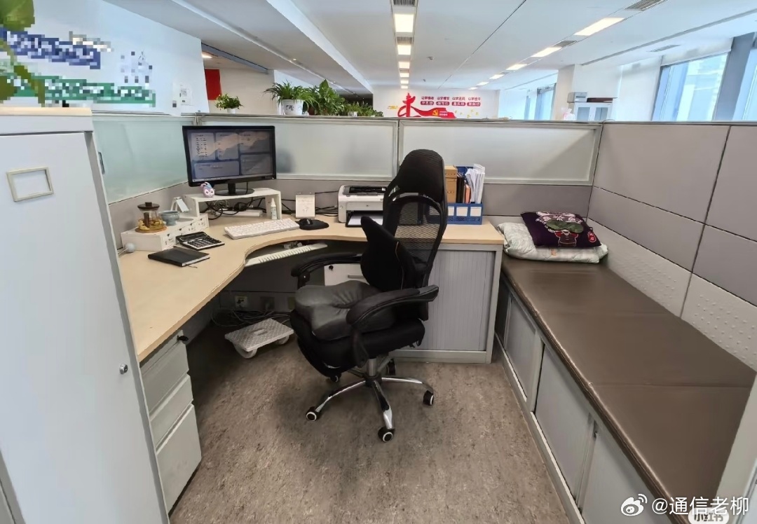 这样带床的工位应该很受员工欢迎吧？ ​​​