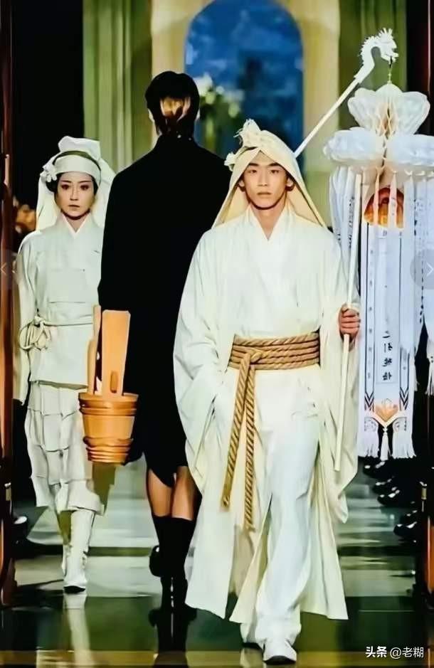 遭了！以后中国人披麻戴孝，是不是都得向巴黎世家缴纳专利费了？否则会不会构成侵犯专
