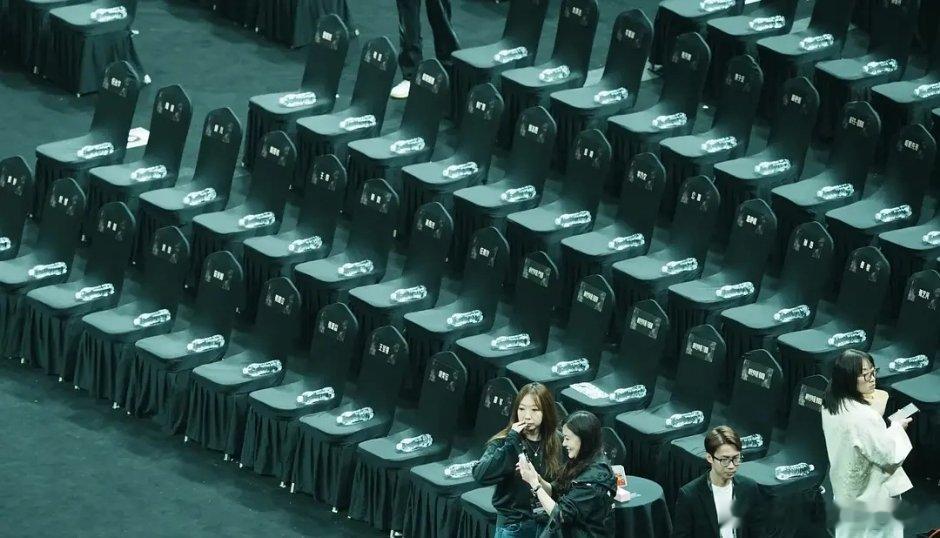 星光大赏内场另一边座位图——c位：张国立 两侧：奚美娟 张嘉译 再侧：宋佳 王宝