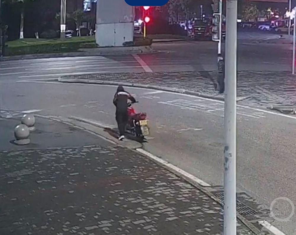凌晨三点，重庆九龙坡，一民警下班回家路上，偶遇一名男子推着一辆摩托车行也走在路上