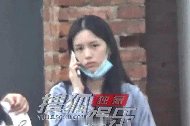 周也最新素颜路透图，果然明星都是靠妆容 ​​​
