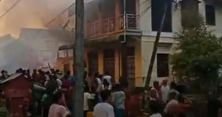 缅甸一村庄45间房屋被烧毁，村民用拖拉机运水灭火！