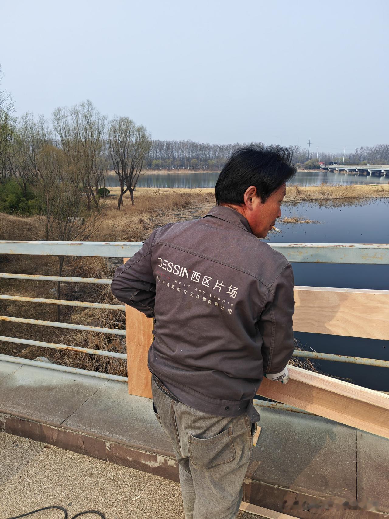 今天去北辰湿地活动，发现这里在布置电视剧拍摄现场。

原来，电视剧《家有七郎》 