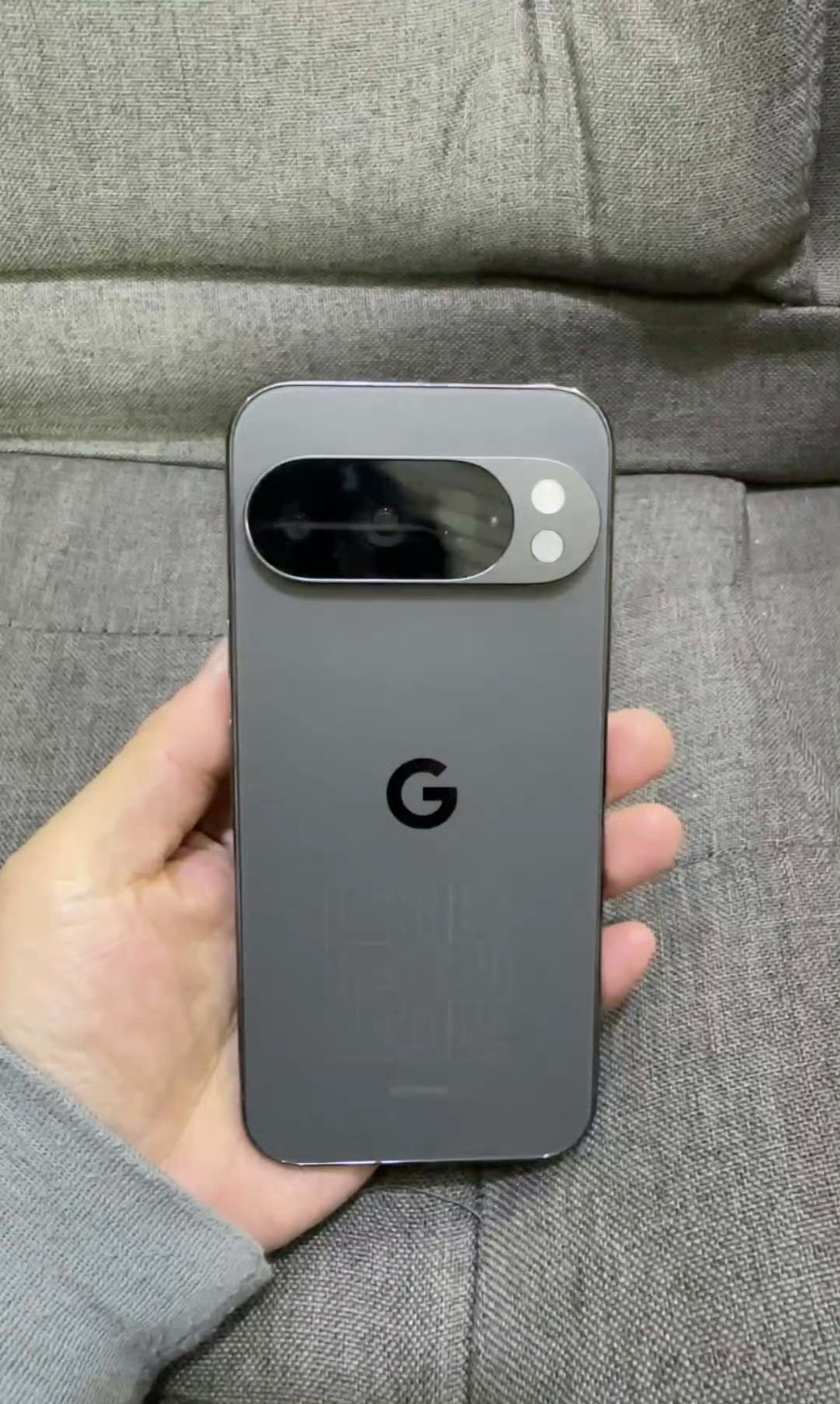 Pixel 10 Pro真机长这样，和上一代差别不大，这种手机会有人买吗？ ​​