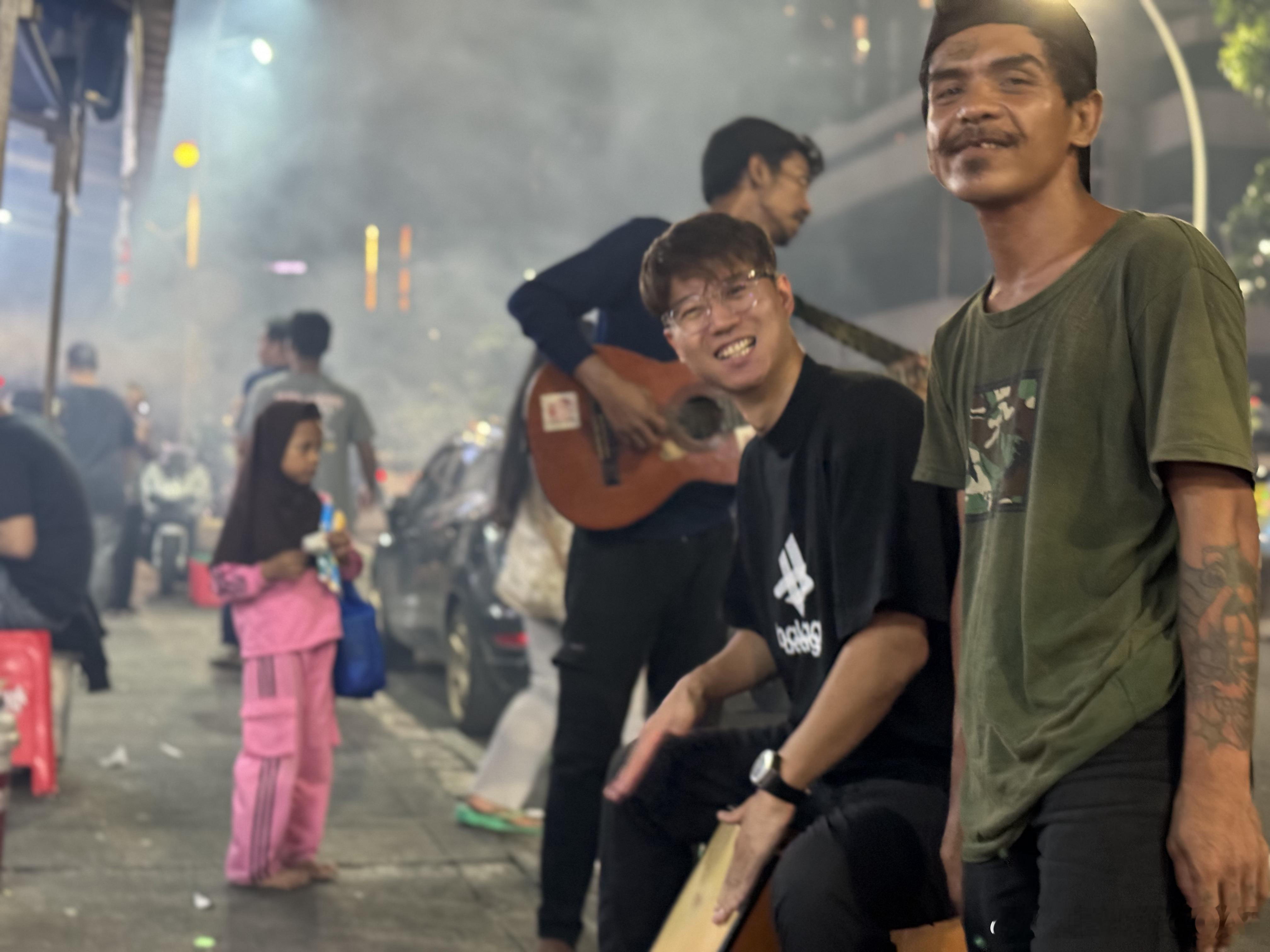就这样开启了东南亚足球之行，亚洲杯他们球迷的律动和笑容把我带到了这里…  ​​​
