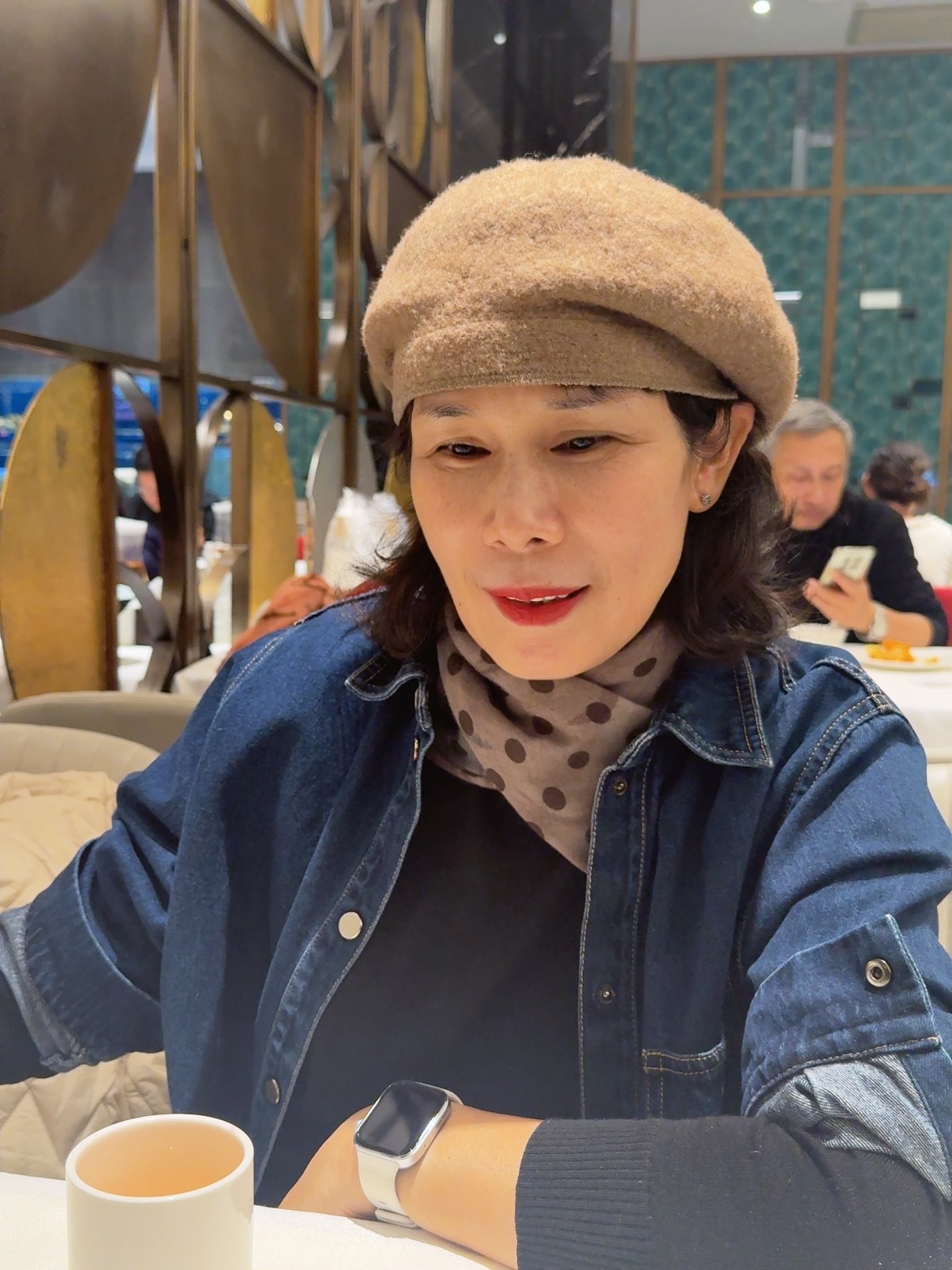 卡午饭点到天津了！等菜期间，金女士和小高在各自臭美卷妹的唠嗑卷妹的日常