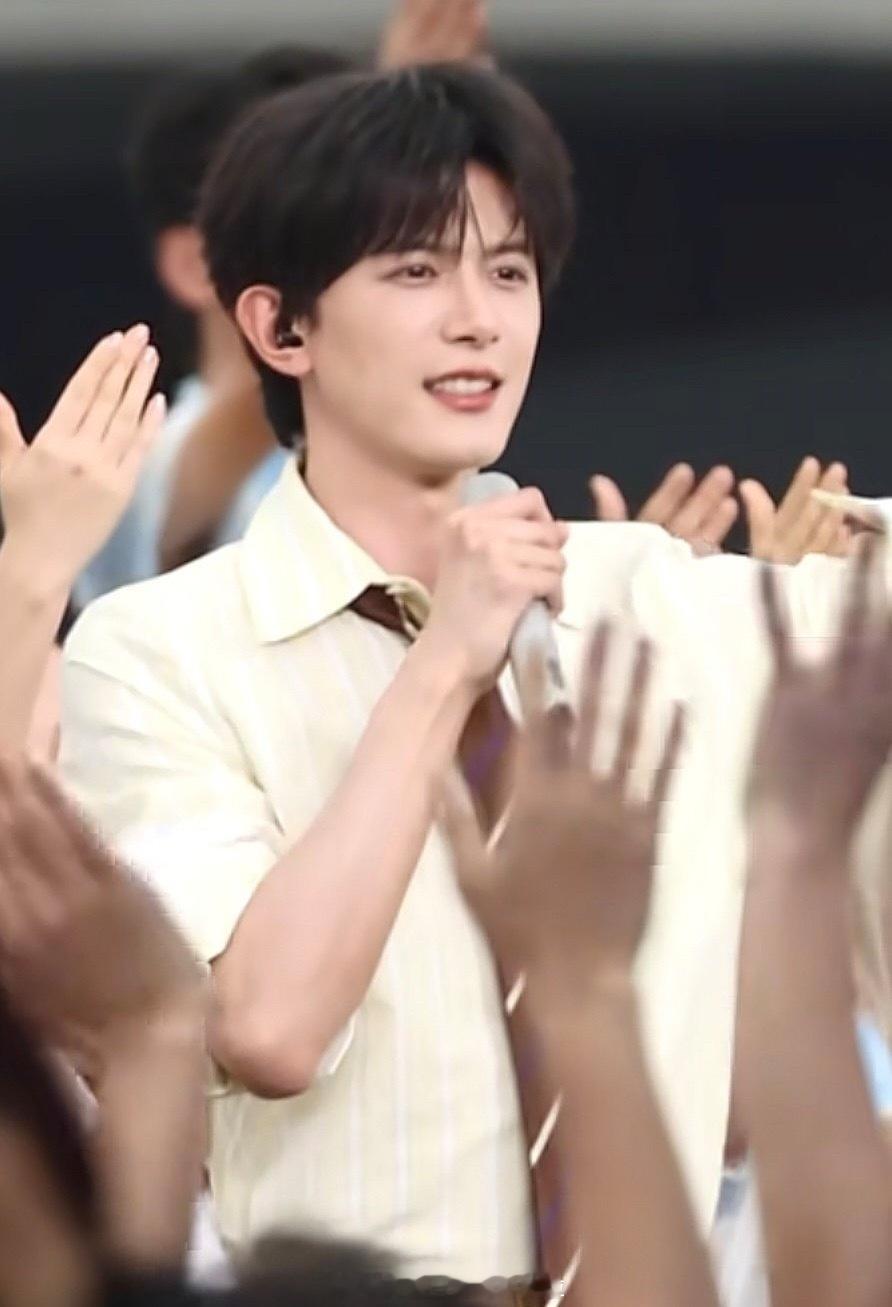 魏大勋、邓为、邓凯总台五四晚会生图路透🈶三个人hold住镜头了吗？ 