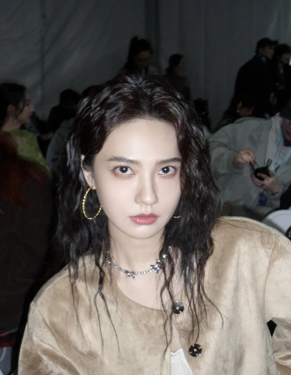 姜珮瑶美图分享，笑容甜美，五官精致
