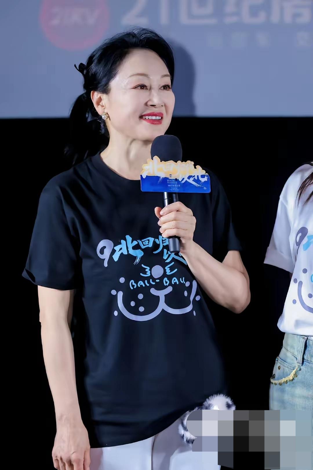 王姬皮肤白皙，身材匀称，脸上基本没有皱纹，已经很年轻了，为什么还是感觉老了呢？