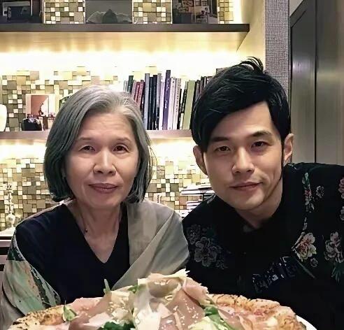 周杰伦跟妈妈长得比较像，脸型可能像父亲，整个表情和神态像妈妈的多一点，他的眼睛不