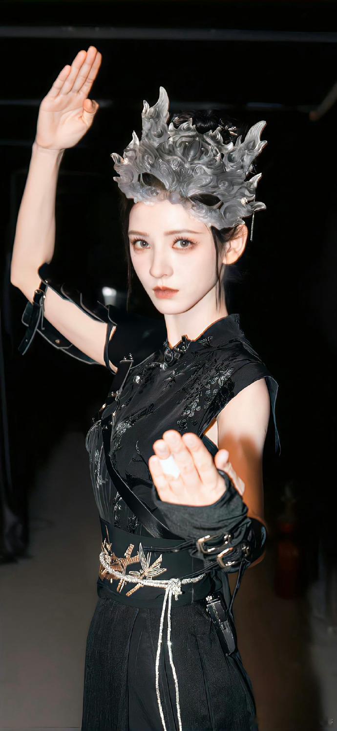 向佐女装撞脸张予曦  不是，你告诉我向佐女装这像张予曦？我们张予曦没有惹任何人…