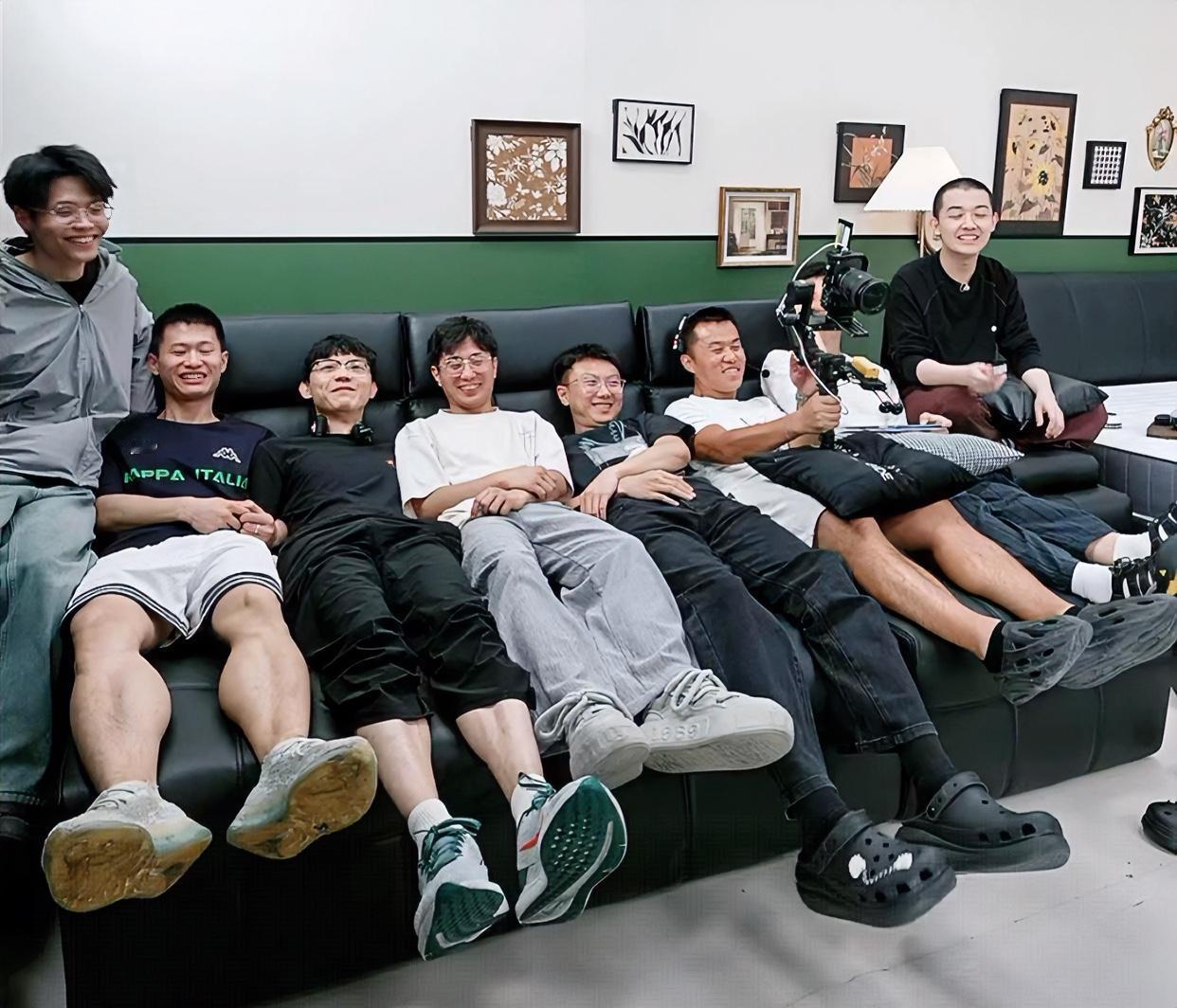 刚才进与辉同行直播间给看懵了
8个大小伙子整整齐齐坐在沙发上
都是董董叫来的，把